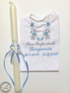 K14 - košieľka na krst modro-šedá výšivka + Sviečka na krst biela čipka a srdiečko svetlo modrá mašlička