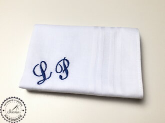 Dámska vreckovka s vyšívaným monogramom
