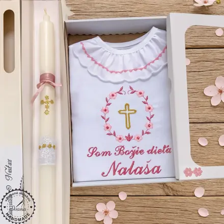 K01 - košieľka na krst dve ružové so zlatou a sviečka na krst zlatý krížik