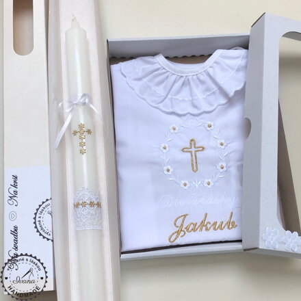 K01 - košieľka na krst biela so zlatou v darčekovom balení a sviečka na krst zlatý krížik