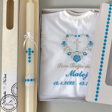 Košieľka na krst k05 iná modrá so striebornou v darčekovom balení a sviečka na krst krížik iná modrá