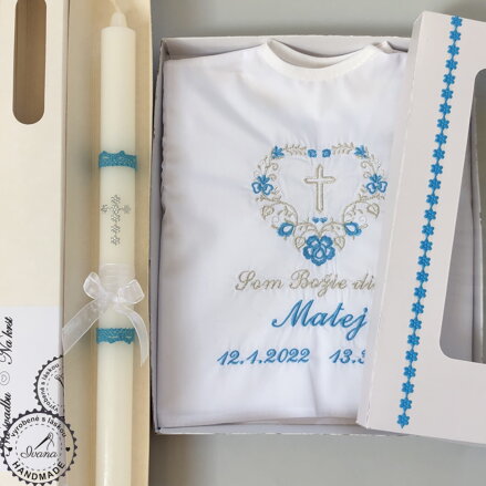 Košieľka na krst k05 iná modrá so striebornou v darčekovom balení a sviečka na krst strieborný krížik s čipkou
