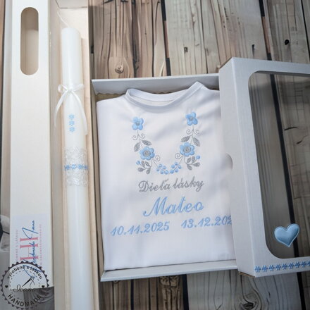 Košieľka na krst k14 modro-šedá výšivka s bielym krížikom + Sviečka na krst modré kvietky