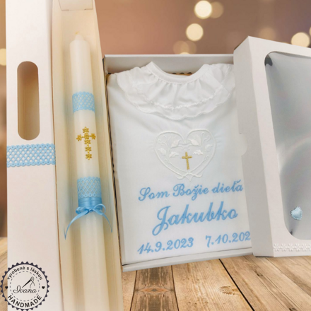 Košieľka na krst k42 biela modrá + Sviečka na krst zlatý krížik s modrou so zdobenou krabičkou