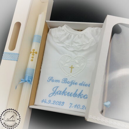 K42 - košieľka na krst biela modrá + Sviečka na krst zlatý krížik s modrou so zdobenou krabičkou