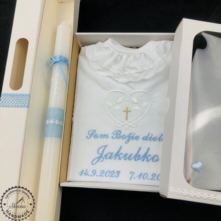 K42 - košieľka na krst biela modrá + Sviečka na krst biely krížik s modrou so zdobenou krabičkou