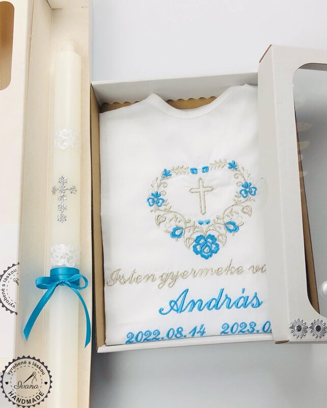 Košieľka na krst k05 iná modrá strieborná + Sviečka na krst strieborný krížik s inou modrou Košieľka na krst k05 iná modrá strieborná + Sviečka na krst strieborný krížik s inou modrou