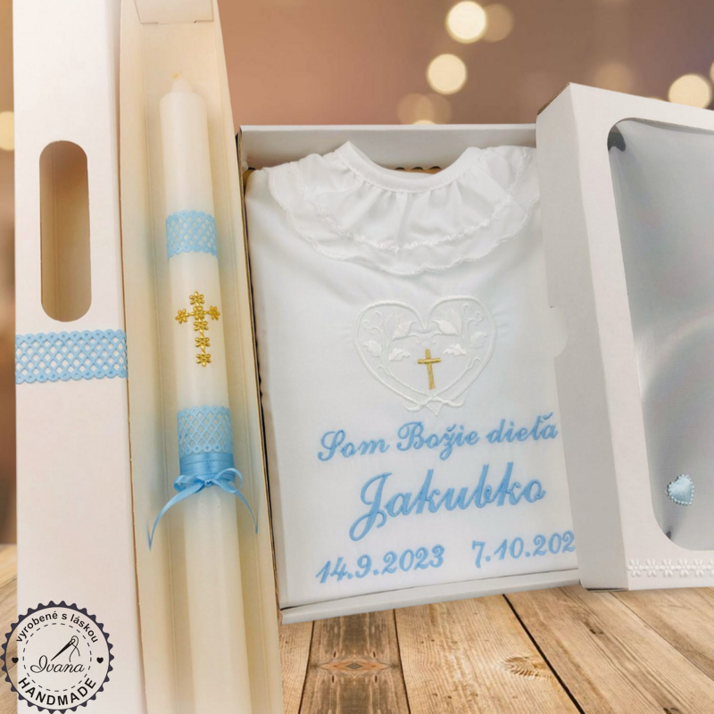 K42 - košieľka na krst biela modrá + Sviečka na krst zlatý krížik s modrou so zdobenou krabičkou
