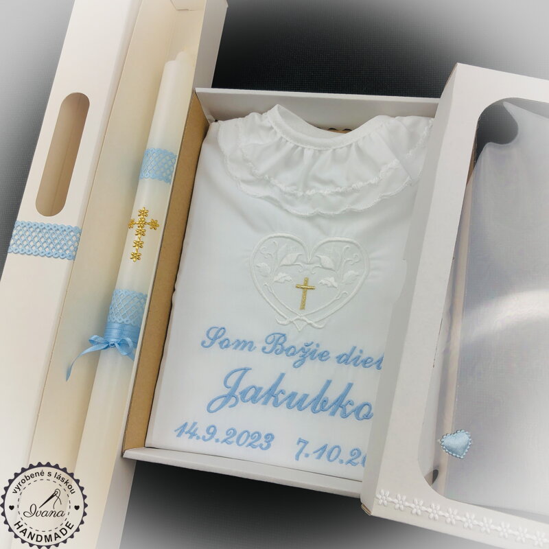 K42 - košieľka na krst biela modrá + Sviečka na krst zlatý krížik s modrou so zdobenou krabičkou K42 - košieľka na krst biela modrá + Sviečka na krst zlatý krížik s modrou so zdobenou krabičkou