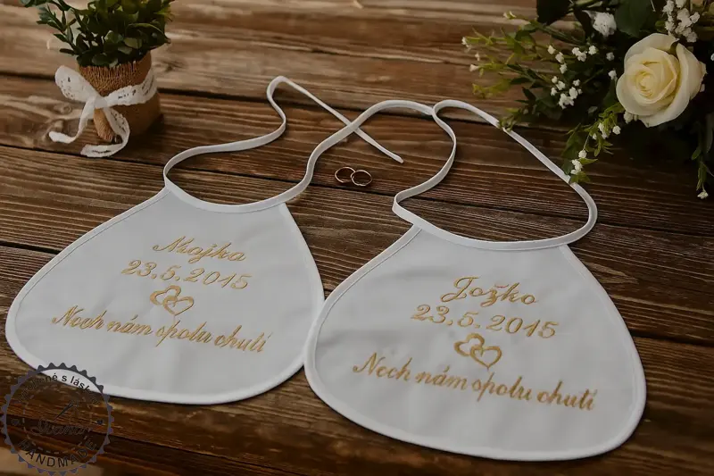 Svadobný podbradník Nech nám spolu chutí - zlatá výšivka Svadobný podbradník Nech nám spolu chutí - zlatá výšivka