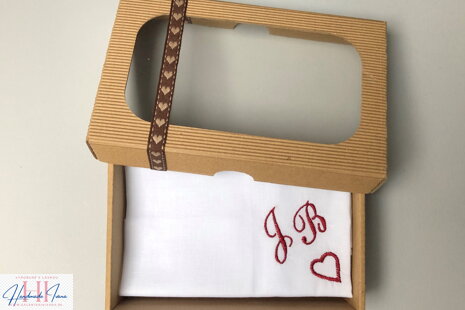 vysivana-vreckovka-monogram